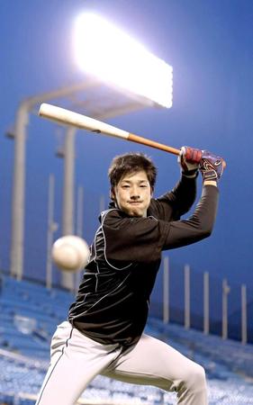 　ティー打撃をする横田