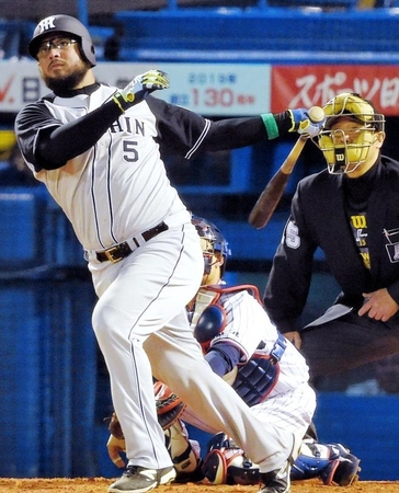 ５回、３ランを放ち打球の行方を追うゴメス