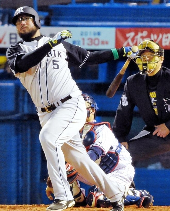 ５回、３ランを放ち打球の行方を追うゴメス