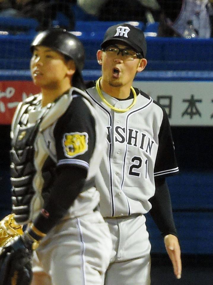 ２回、ヤクルト・大引に先制二塁打を打たれた阪神・岩田。手前は梅野＝神宮球場（撮影・堀内翔）