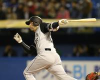 ７回、左へ同点適時打を放つヘイグ＝神宮（撮影・田中太一）