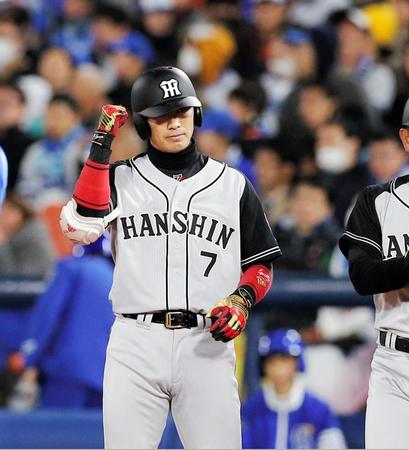 ４回、先制タイムリーを放った阪神・西岡＝横浜