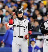 ４回、先制タイムリーを放った阪神・西岡＝横浜