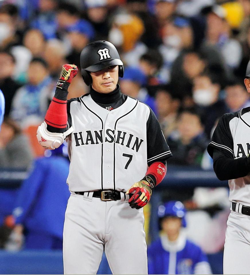 ４回、先制タイムリーを放った阪神・西岡＝横浜