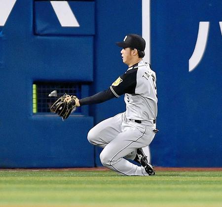 　６回、荒波の飛球を好捕する高山