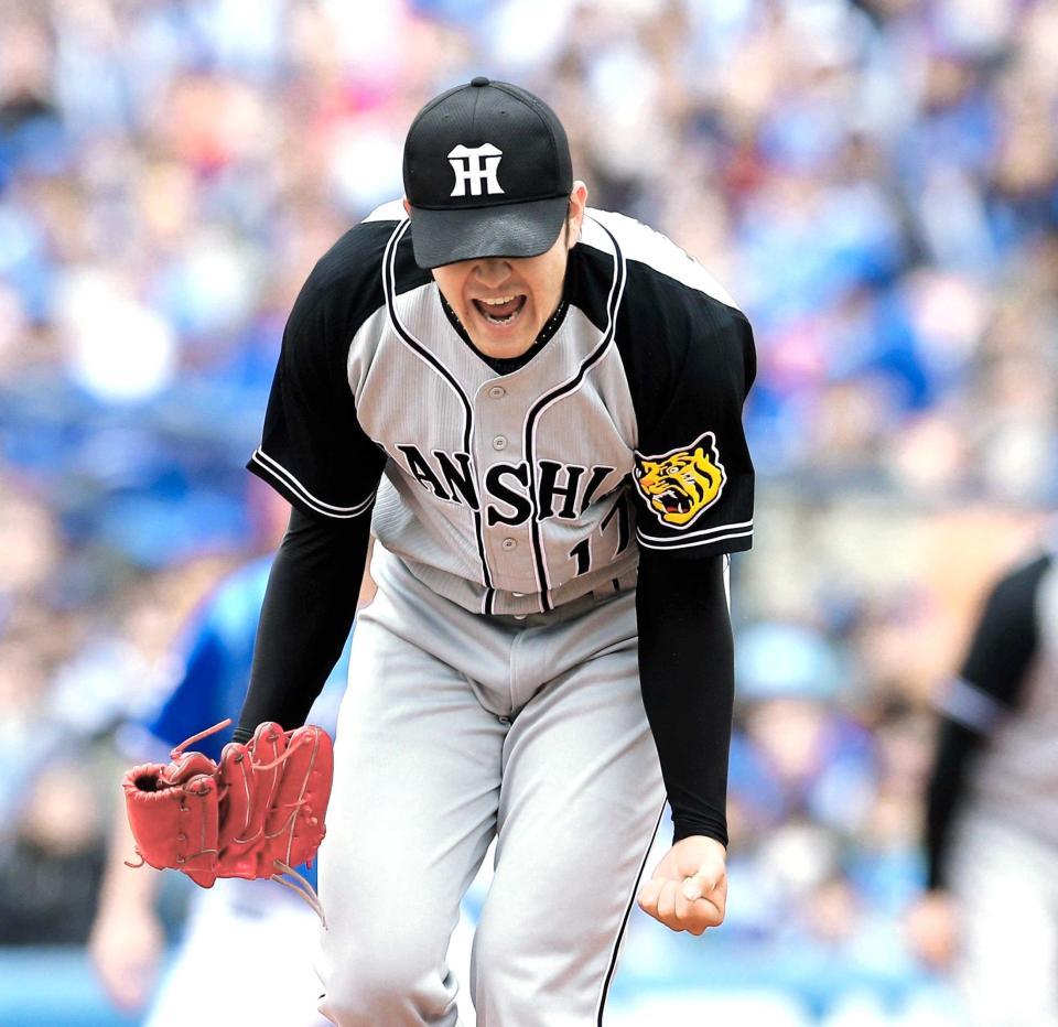 　４回、満塁のピンチを三振で切り抜け、雄叫びを上げる岩貞（撮影・飯室逸平）