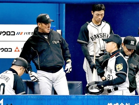 　サヨナラ負けが決まり、ベンチを後にする金本監督（中央）＝撮影・園田高夫