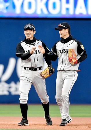 　打のヒーローの鳥谷は大和（右）と笑顔でタッチをかわす（撮影・園田高夫）