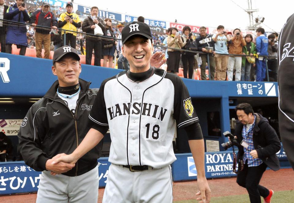 　阪神復帰後、初勝利を挙げた藤川と笑顔で握手をかわす金本監督