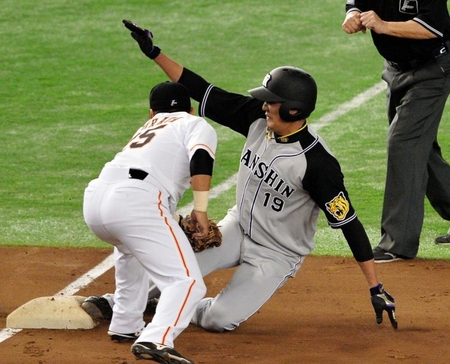 ３回阪神無死一塁、高山俊の右前打で、好走塁で三塁へ進んだ藤浪晋太郎（野手・村田修一）＝東京ドーム（撮影・西岡正）