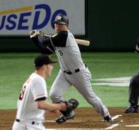 １回阪神２死二塁、右前へ先制適時打を放つ阪神・福留孝介。投手・巨人　アーロン・ポレダ＝東京ドーム（撮影・田中太一）