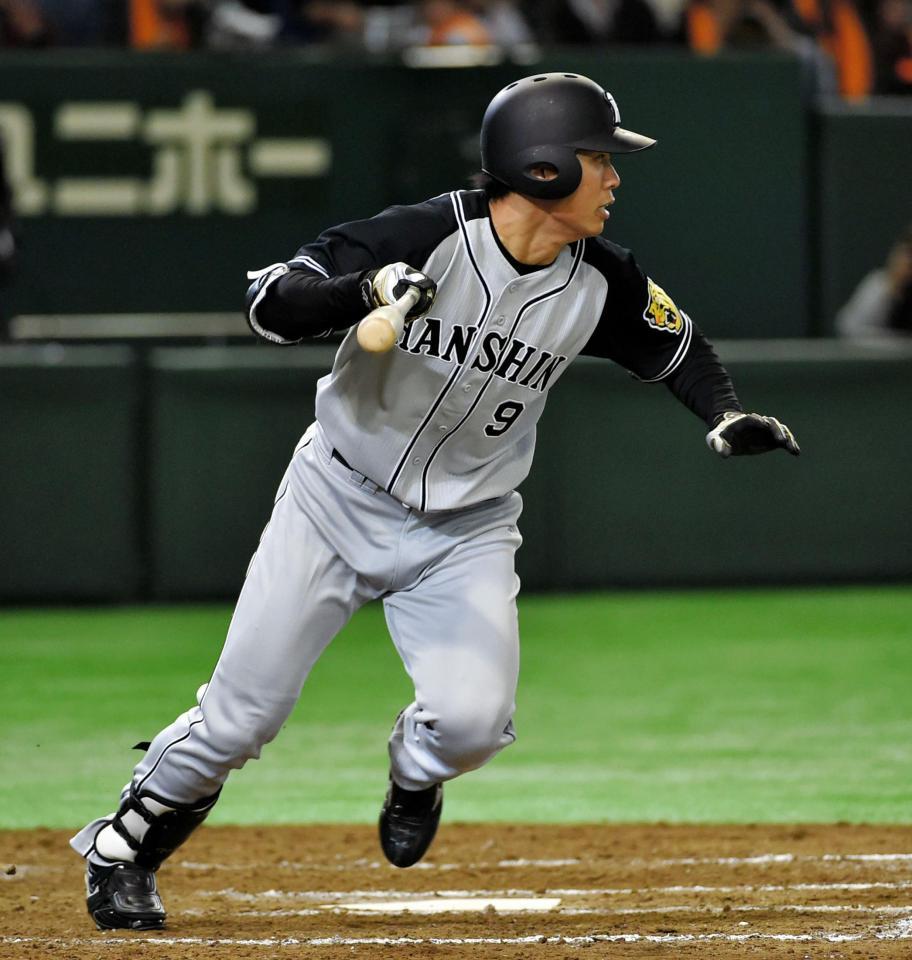 ９回阪神１死、ショートへの内野安打を放つ阪神・高山俊＝東京ドーム（撮影・出月俊成）