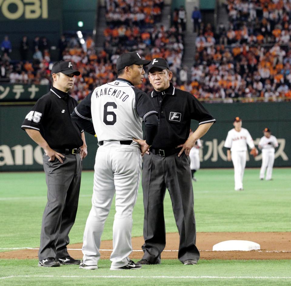 ７回、阪神・梅野隆太郎打球をめぐり抗議する阪神・金本知憲監督＝東京ドーム（撮影・飯室逸平）