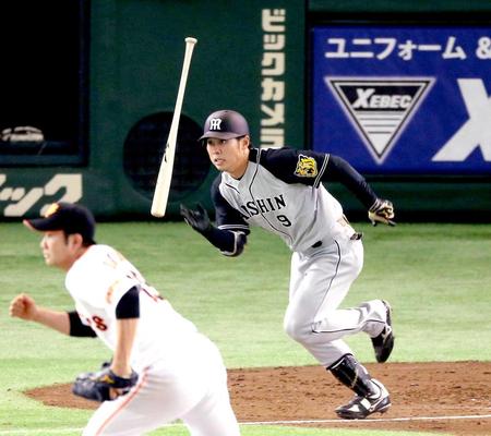 　３回、右前打を放つ高山。投手・菅野（撮影・田中太一）