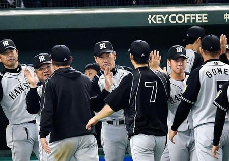 巨人に大勝しナインをタッチで迎える阪神・金本監督（中央）＝東京ドーム（撮影・園田高夫）