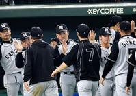 巨人に大勝しナインをタッチで迎える阪神・金本監督（中央）＝東京ドーム（撮影・園田高夫）