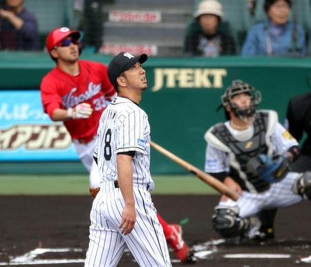 １回広島無死一塁、広島・菊池に先制２ランを許す阪神・藤川＝甲子園（撮影・田中太一）