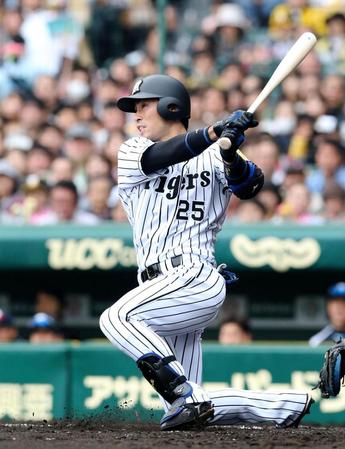 ３回阪神１死一・二塁、左前に適時打を放つ江越＝甲子園（撮影・高部洋祐）