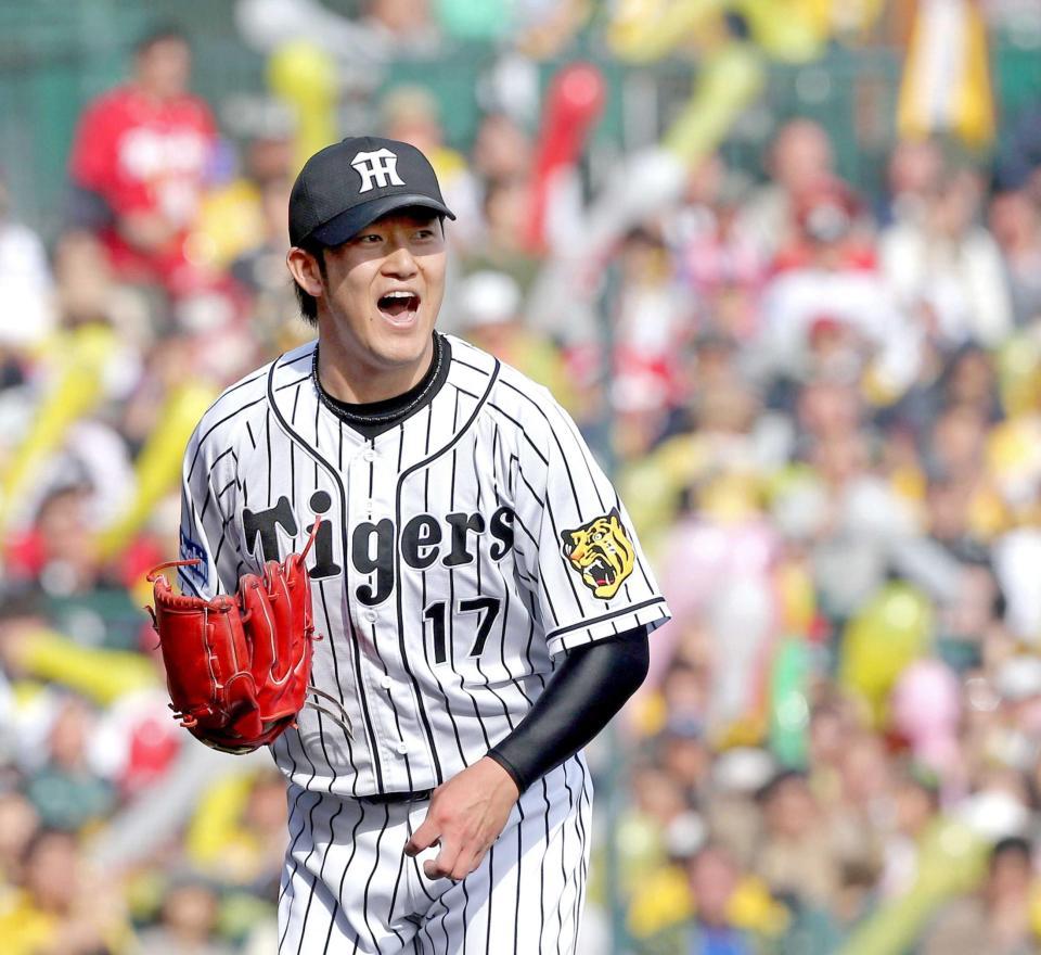 　７回、代打・小窪を打ち取り、声を出して喜ぶ岩貞（撮影・田中太一）