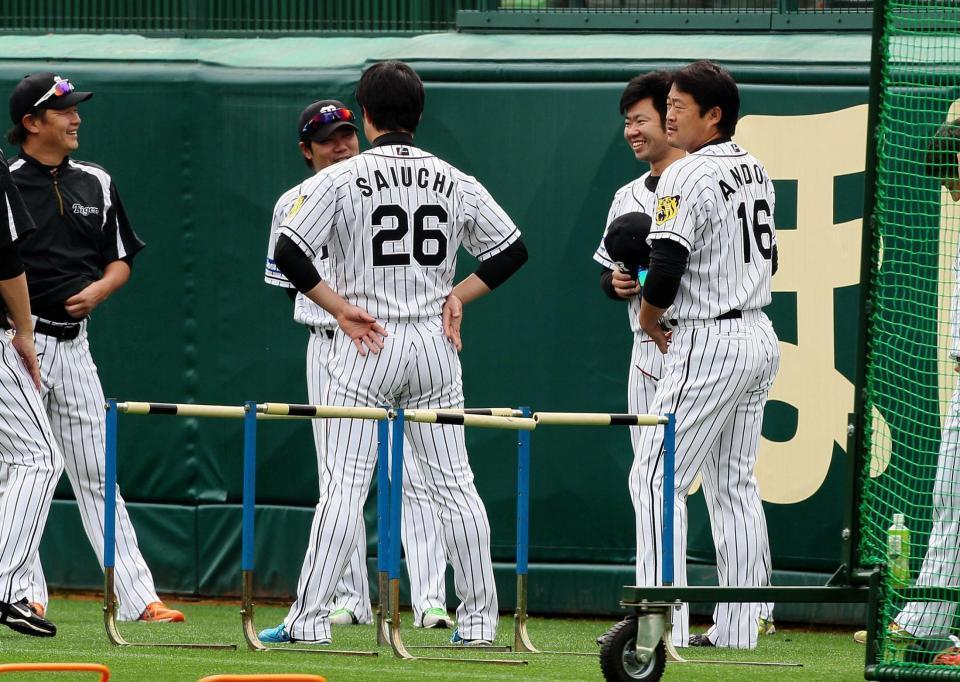 １軍投手陣の輪に合流した阪神・安藤（右）＝甲子園（撮影・北村雅宏）