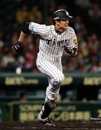 ５回、右中間へ快音を残し、駆け出す阪神・藤浪晋太郎＝甲子園（撮影・北村雅宏）