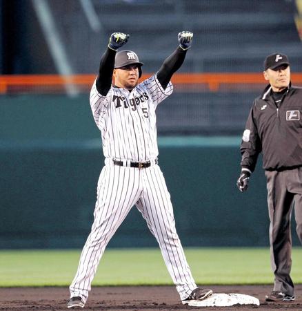 １回、逆転となる２点タイムリー二塁打を放ち、ベンチに向かってガッツポーズするゴメス　