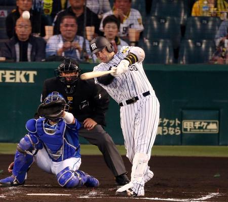 ２回、中犠飛を放つ阪神　マット・ヘイグ＝甲子園