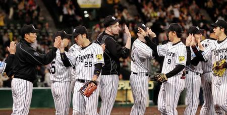 ハイタッチでナインを迎える阪神　メッセンジャー（中央）、阪神・金本監督（左）ら＝甲子園