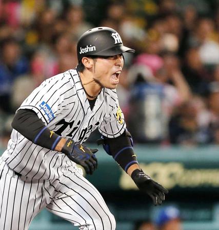 ６回、適時二塁打を放ち雄叫びをあげる江越