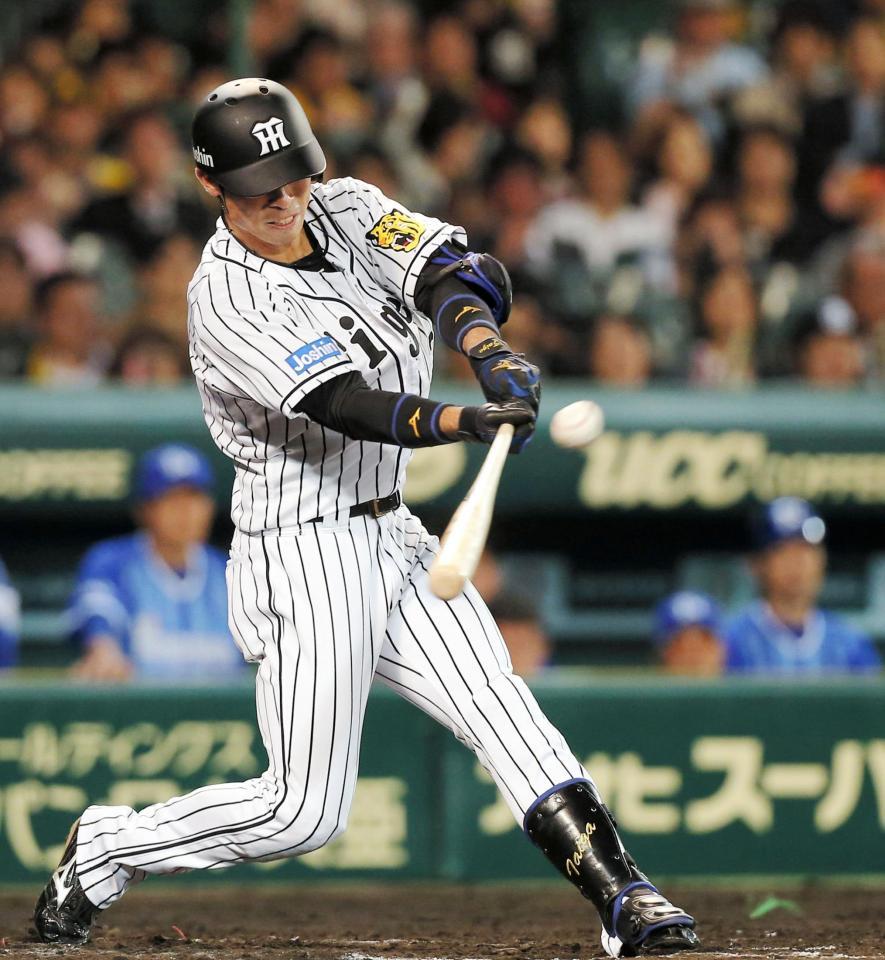 ６回、勝ち越し二塁打を放つ阪神・江越大賀＝甲子園