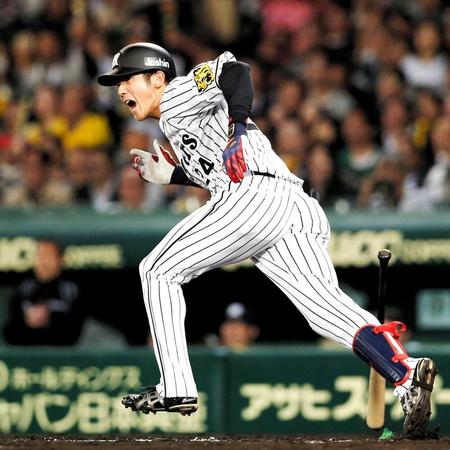 　６回、左前に適時打を放ち、雄叫びをあげる横田