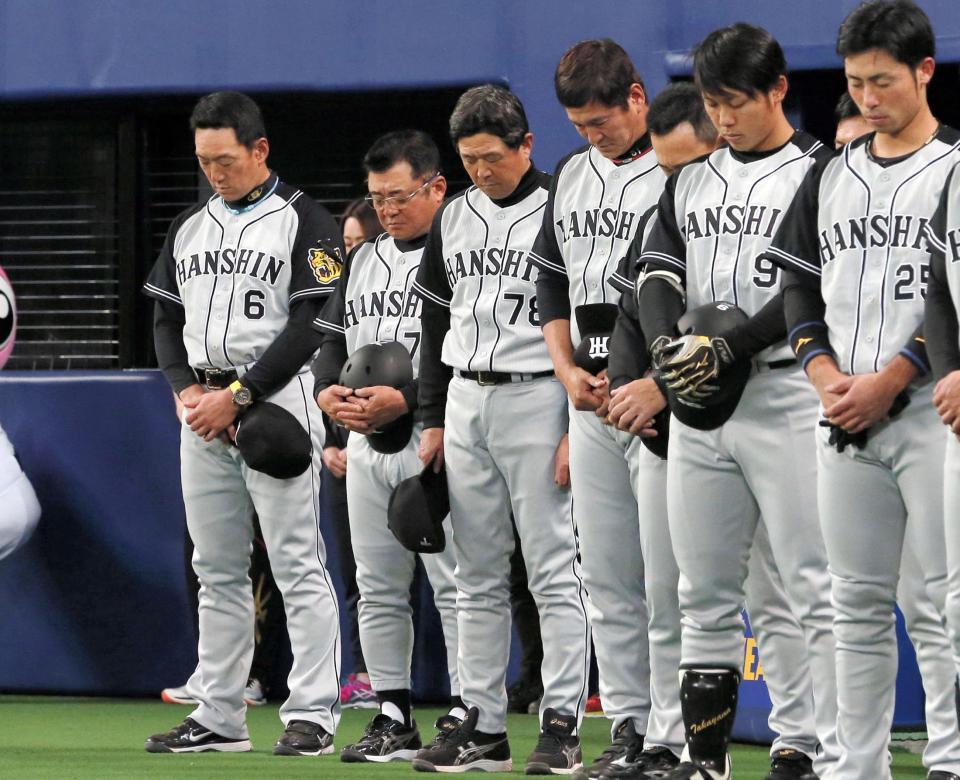 試合前、熊本の地震の犠牲者に黙とうをささげる阪神・金本知憲監督（左）ら阪神ナイン＝ナゴヤドーム（撮影・飯室逸平）