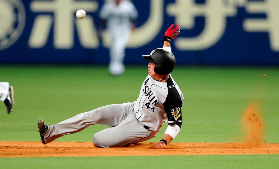 ５回阪神、１死一塁、プロ初盗塁となる二盗を決める梅野＝ナゴヤドーム（撮影・飯室逸平）