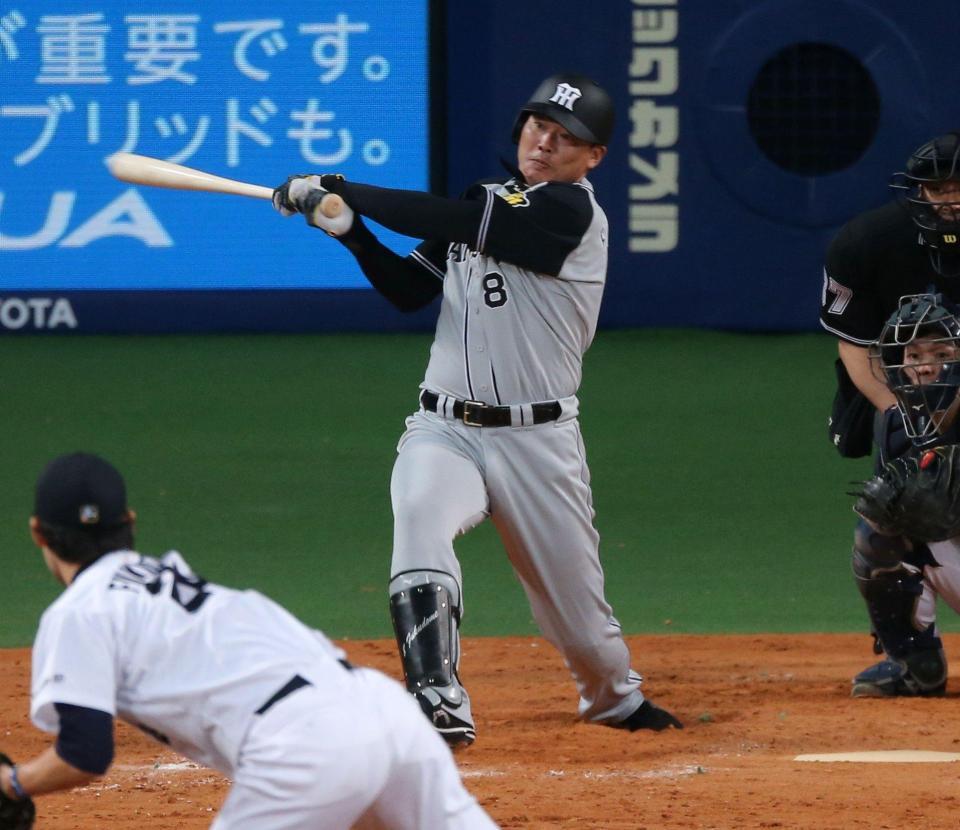 　９回、右前へ同点適時打を放つ福留