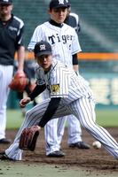 ノックを受ける守屋（手前）＝甲子園