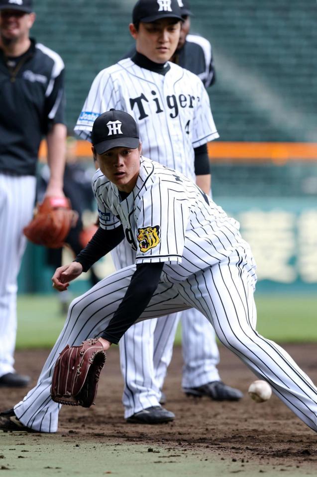 ノックを受ける守屋（手前）＝甲子園