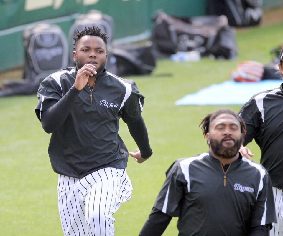 マテオ（右手前）と一緒にウォーミングアップをするドリス＝甲子園