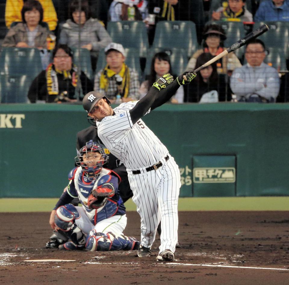 ２回阪神無死、左越えにソロを放つ阪神　マウロ・ゴメス＝甲子園
