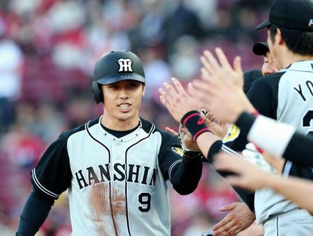 １回阪神無死、阪神・大和の先制適時二塁打で生還し、ナインとハイタッチを交わす阪神・高山　俊＝マツダスタジアム（撮影・高部洋祐）