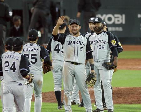 最後を締め、ナインを迎える阪神　マルコス・マテオ、阪神　マウロ・ゴメス＝マツダスタジアム（撮影・田中太一）