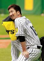 　練習中に笑顔を見せる阪神・藤川球児