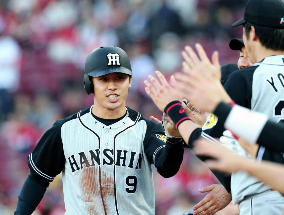 １回阪神無死、阪神・大和の先制適時二塁打で生還し、ナインとハイタッチを交わす阪神・高山　俊＝マツダスタジアム（撮影・高部洋祐）