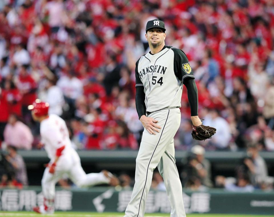 １回、広島・新井（左）に同点の３点適時二塁打を打たれたメッセンジャー＝マツダスタジアム（撮影・高部洋祐）