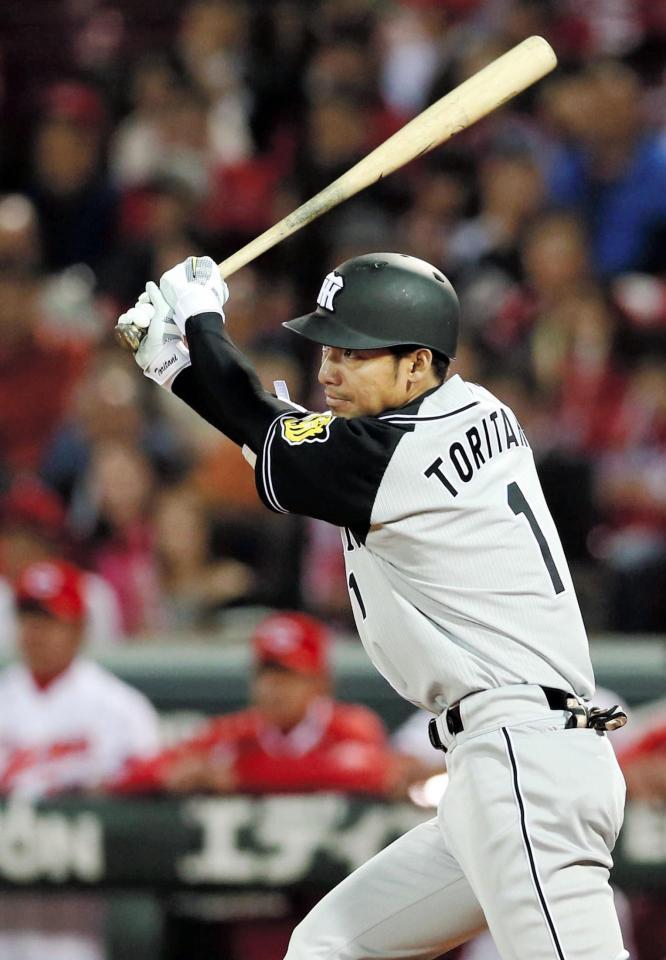 ５回阪神無死満塁、中犠飛を放つ阪神・鳥谷　敬＝マツダスタジアム（撮影・高部洋祐）