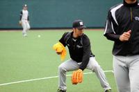 打球を捕るしぐさを見せる藤川