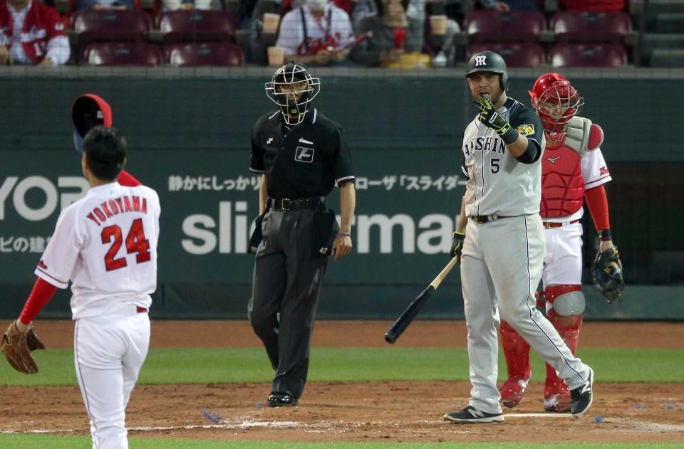 　２回、死球を受けたゴメスは横山に激高する（撮影・田中太一）