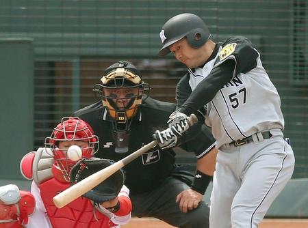 ２回阪神１死一、三塁、中犠飛を放つ阪神・岡崎太一＝マツダスタジアム（撮影・田中太一）