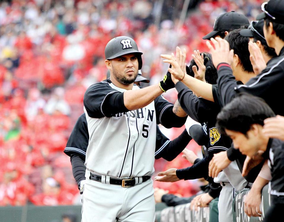 　９回、２ランを放ち、ナインとハイタッチを交わすゴメス（撮影・高部洋祐）