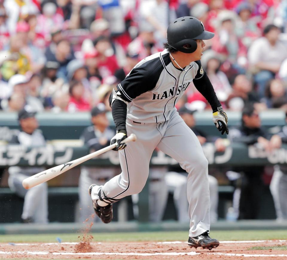 ２回阪神２死一、二塁、高山俊は左前に適時打を放つ＝マツダスタジアム（撮影・吉澤敬太）