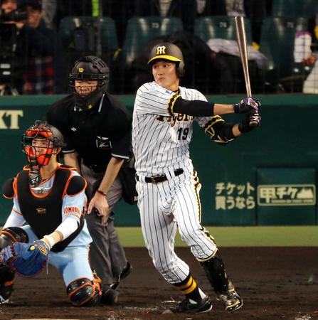 ３回、二塁打を放つ藤浪＝甲子園（撮影・飯室逸平）